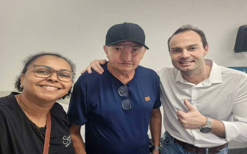 Aposentado de Petrópolis recebe prótese nasal de alta complexidade após tratamento do 