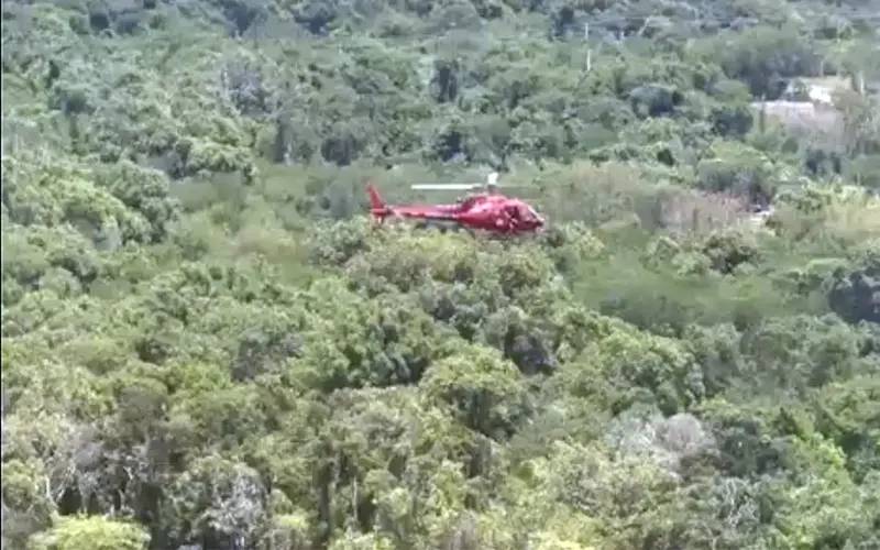 Helicóptero cai na zona oeste do Rio e deixa três pessoas mortas