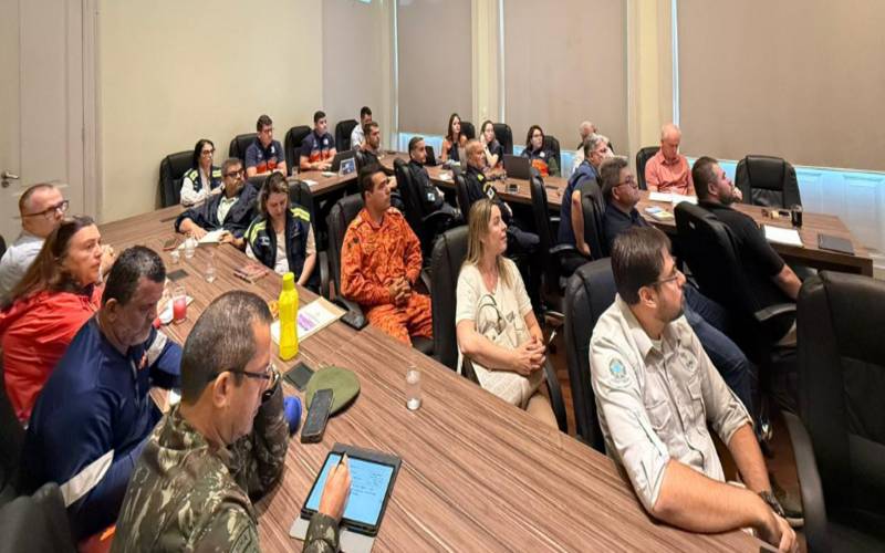 Prefeito convoca reunião de alinhamento de preparação para as fortes chuvas desta segu