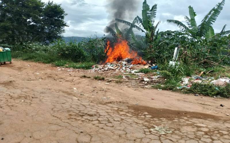 Pilha de entulho é  queimada no Vicenzo Rivetti