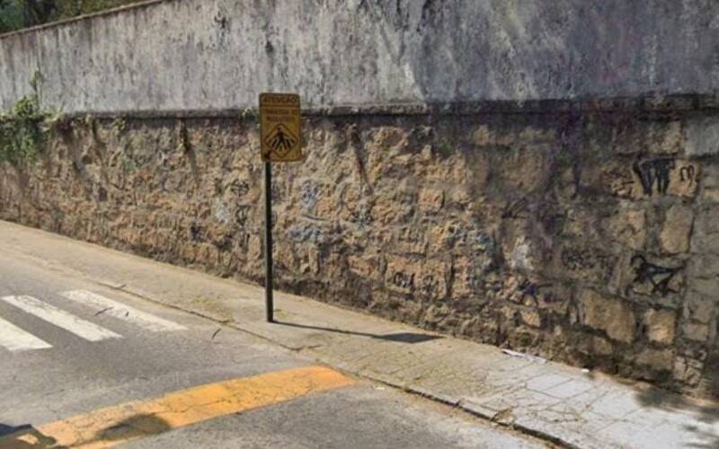 Muro vazando água preocupa na Rua Olavo Bilac