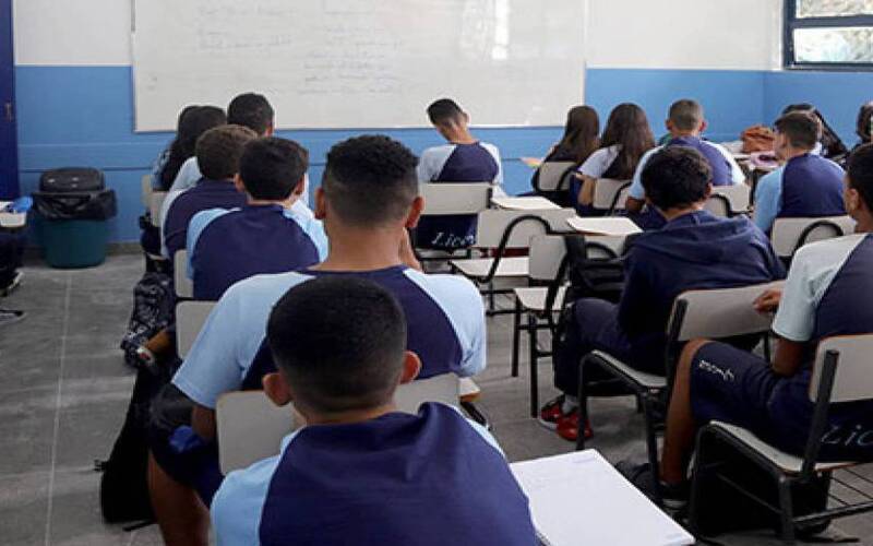 Uniformes escolares: decisão judicial busca garantir dignidade a alunos de Petrópolis