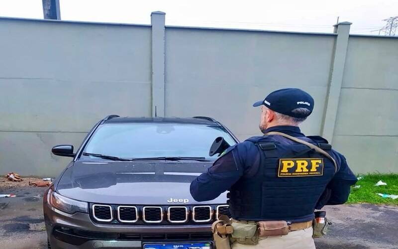BR-040: em Duque de Caxias, PRF recupera veículo roubado