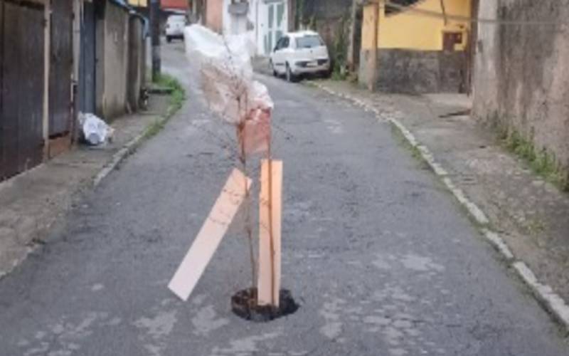 Abertura de buraco no Bataillard impede operação do ônibus por 450 metros
