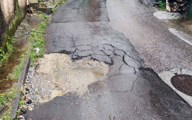 Abertura de buraco afeta operação do ônibus no Madame Machado