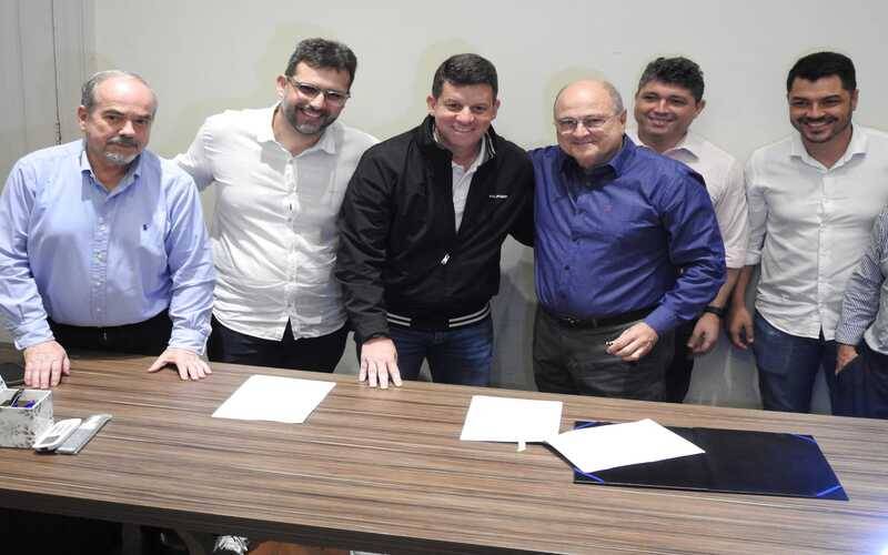 Prefeitura assina adesão ao programa Agora tem Especialistas e inclui dois hospitais p