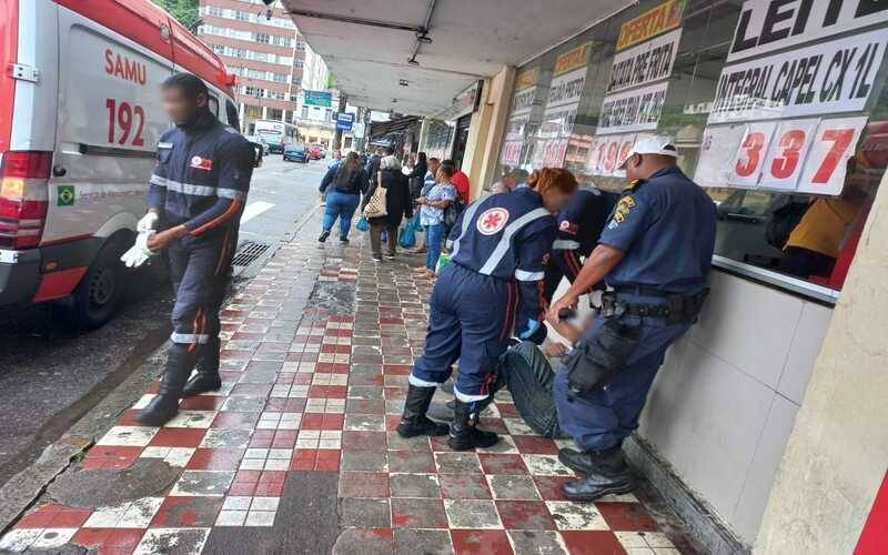 Homem é hospitalizado ao cair na faixa de pedestres 