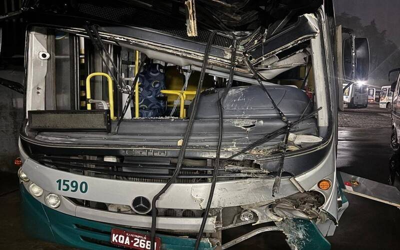 Ônibus colide em poste após desviar de motociclista na Mosela 