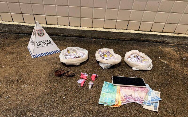 Polícia apreende 151 pedras de crack e outras drogas no bairro Floresta