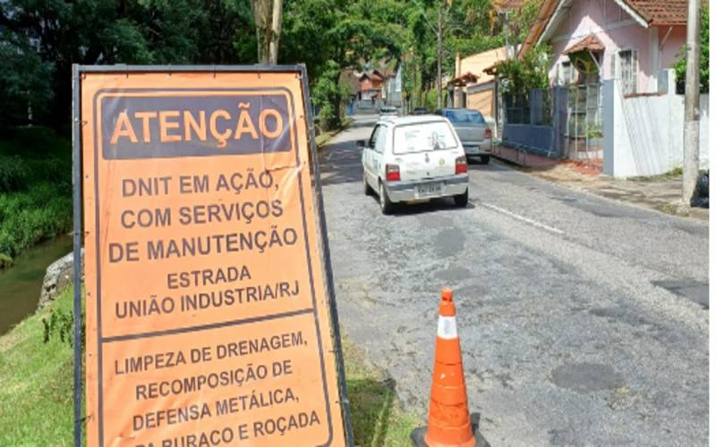 Motoristas devem ter atenção na Avenida Barão do Rio Branco: homens trabalhando na bei