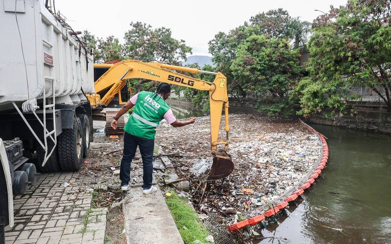Inea recolhe mais de mil toneladas de resíduos com ecobarreiras durante o mês de janei