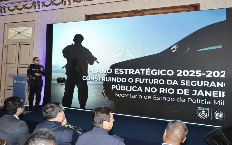 Cláudio Castro assina decreto de reestruturação da Polícia Militar