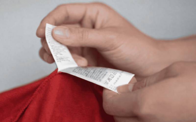 Você corta a etiqueta da roupa? Inmetro alerta para danos à peça e ao consumidor