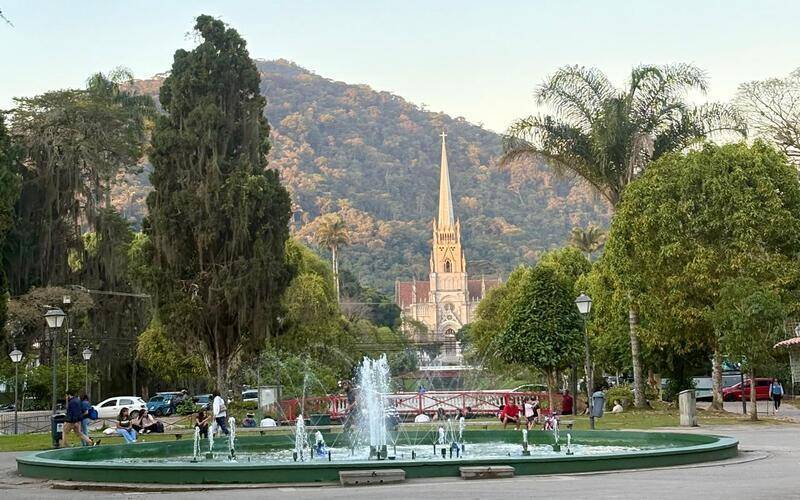 Calendário de feriados prolongados em 2026 impulsiona expectativa do setor de turismo 