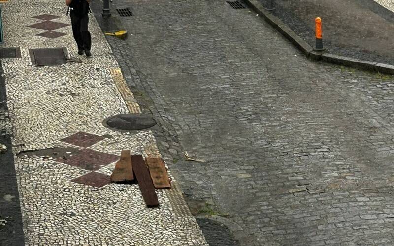 Após obras na rua, calçada no Centro apresenta buraco