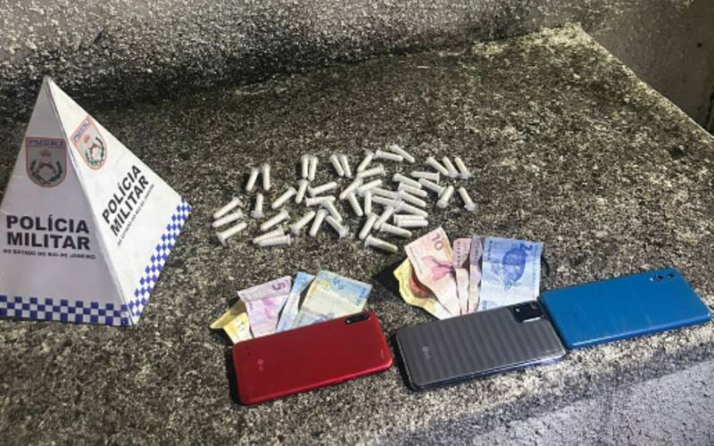 PM apreende drogas e prende três no Jardim Salvador