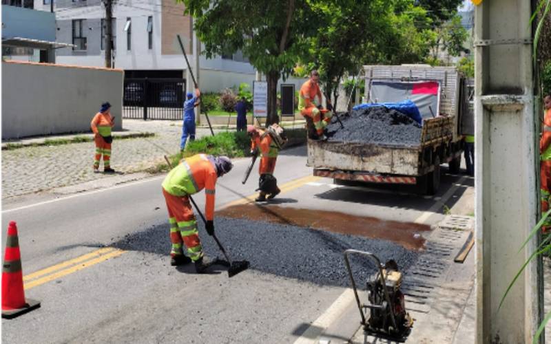 CPTrans orienta trânsito durante instalação de quebra-molas na Estrada União e Indústr