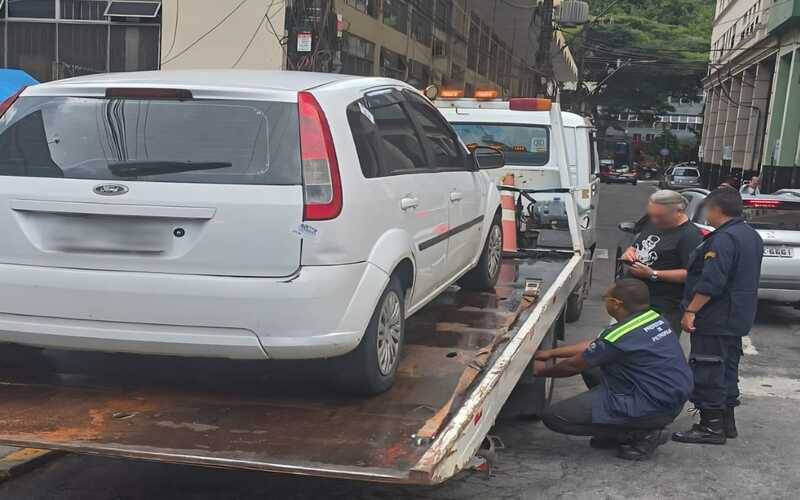 Carro é rebocado em rua no Centro 