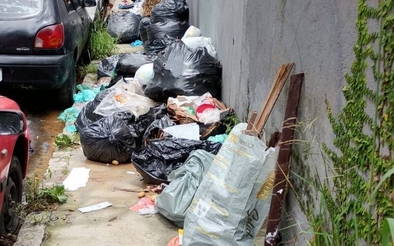 Lixo e entulho acumulado na Castelânea