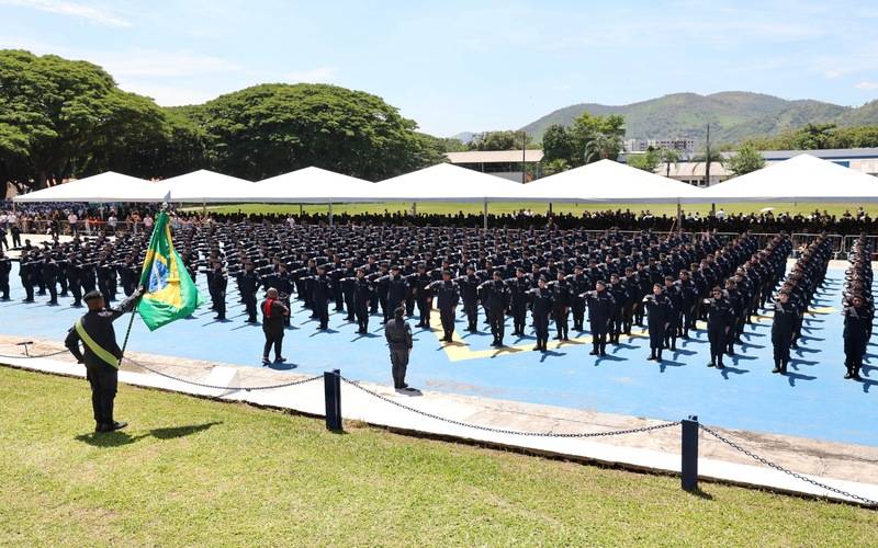Cláudio Castro assina aquisição de helicóptero Black Hawk durante a formatura de 474 n