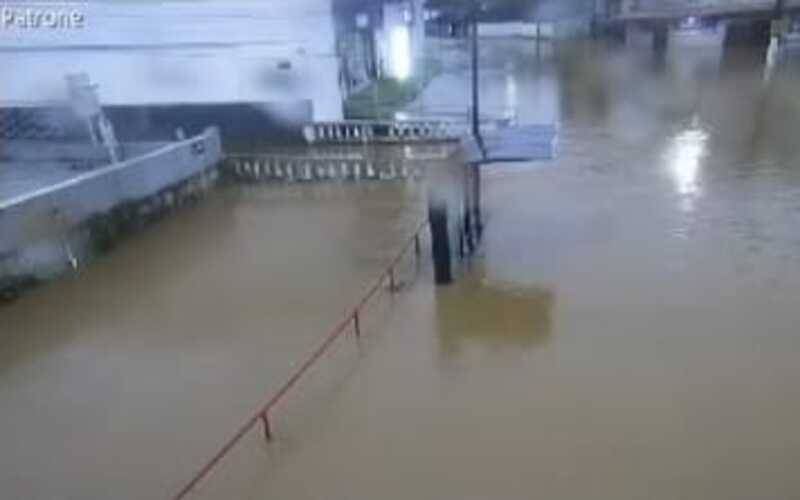 Alagamentos comprometem operação de linhas de ônibus no Centro