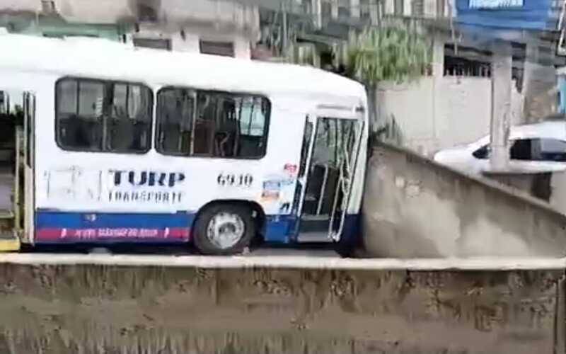 Ônibus perde o freio e bate em muro no Glória