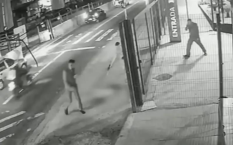 Cachorro é morto com dez tiros em frente a ponto de ônibus em SP