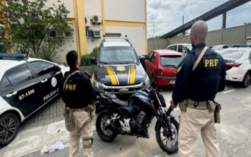 Em Duque de Caxias, PRF recupera motocicleta roubada