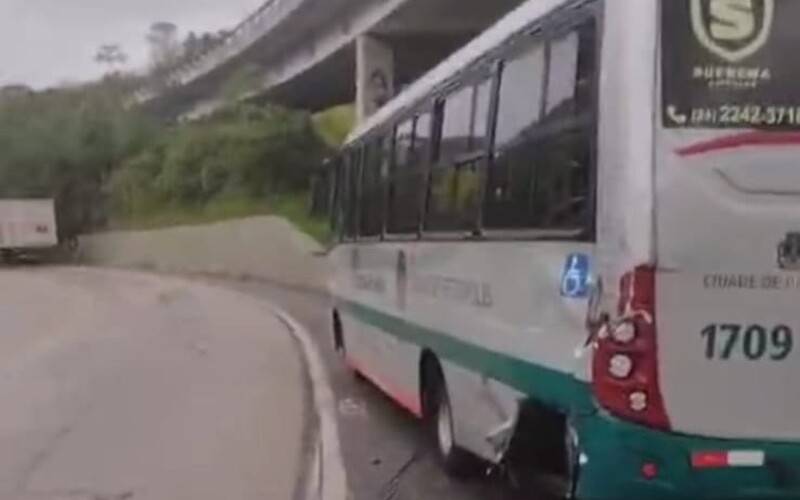 Carreta atingi traseira e lateral de ônibus 