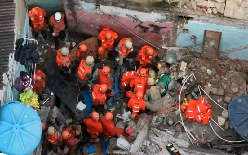 Rio: casas desabam no Maracanã e bombeiros tentam resgatr duas pessoas soterradas