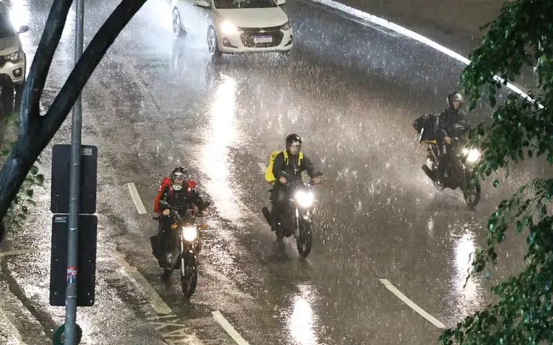 SP registra desabamentos e quedas de árvore por chuva forte