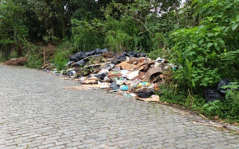 Lixo de mais de seis meses se acumula em rua no Quitandinha