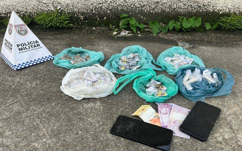 PM apreende entorpecentes na Rua do Túnel