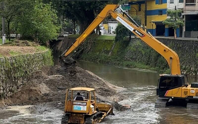 Inea atua em seis pontos para desassoreamento de rios em Petrópolis