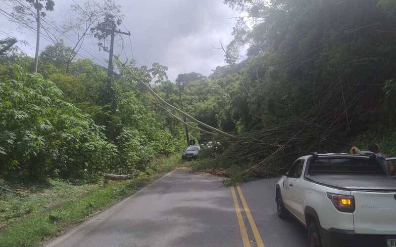 Deslizamento interrompe operação dos ônibus em Barra Mansa neste domingo (8)