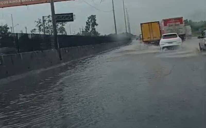 BR-040: bolsão d´água na Rodovia Washignton Luiz