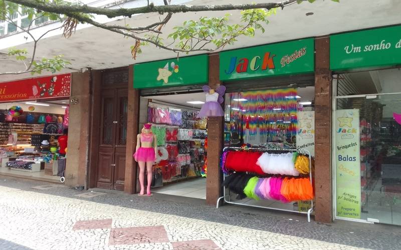 Lojas apostam em fantasias e aguardam aumento nas vendas