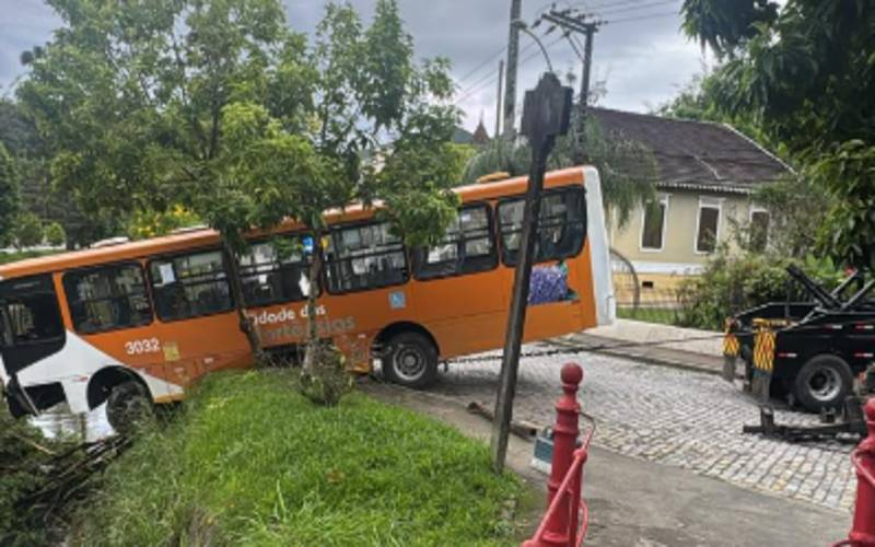 Alteração no trânsito da Av. Imperatriz e acidente com coletivo
