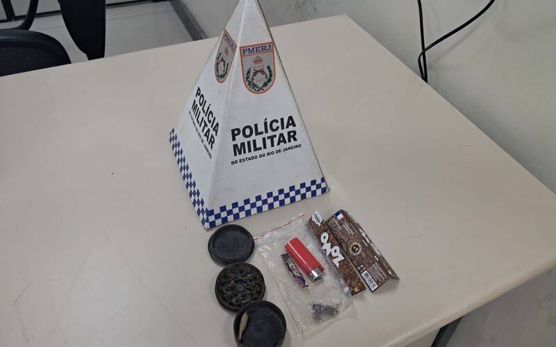 PM flagra jovem com maconha na Praça da Liberdade