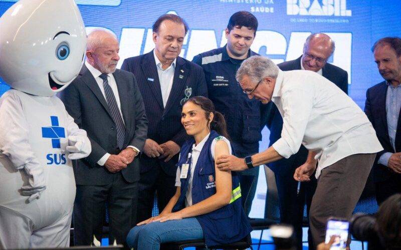 Governo do Brasil inicia vacinação de 1,2 milhão de profissionais de saúde contra a de