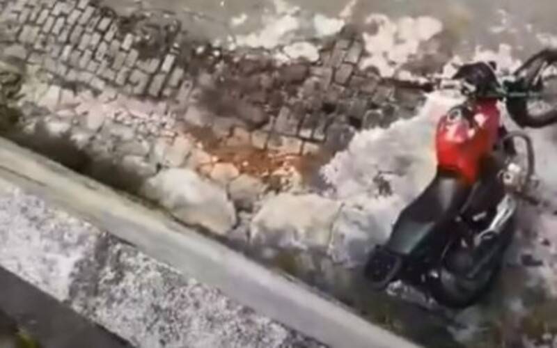 Chuvas agravam danos em ruas de Petrópolis e moradores temem afundamentos