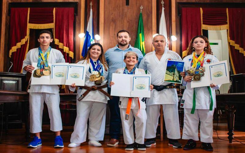 Atletas petropolitanos recebem moções após medalhas no Brasileiro de Karatê