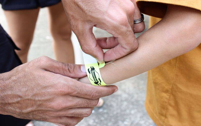 Prefeitura distribui pulseirinhas para identificação de crianças durante o Folia Imper