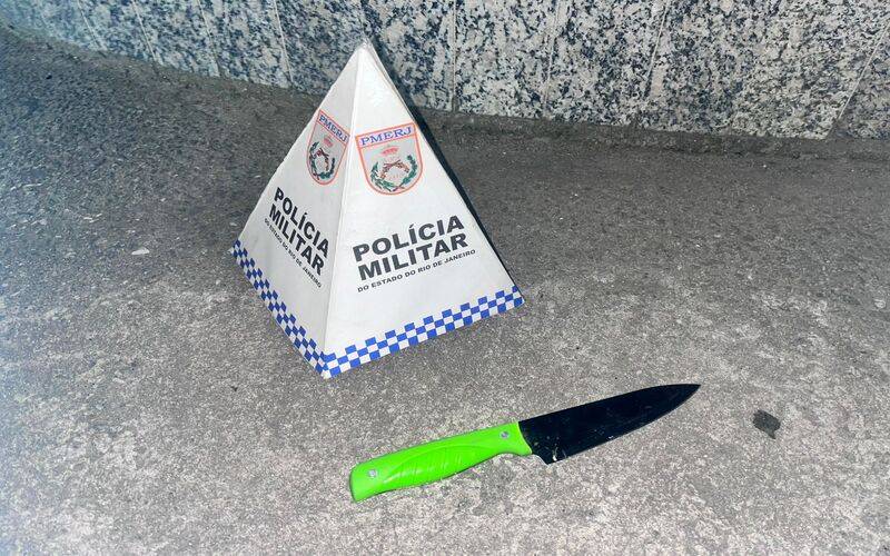 Homem é preso após ameaçar mulheres com faca em Corrêas