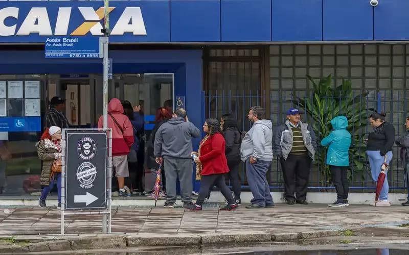 Bancos reabrem nesta quarta-feira com horário reduzido