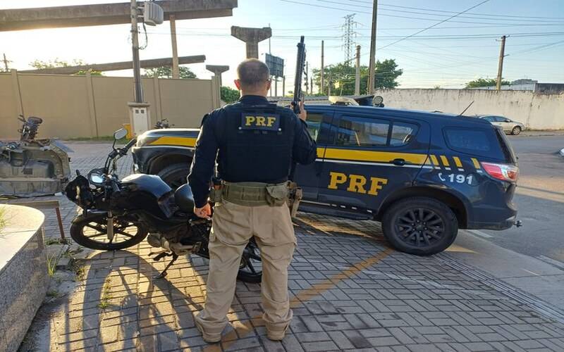 PRF apreende motocicleta adulterada na Baixada Fluminense