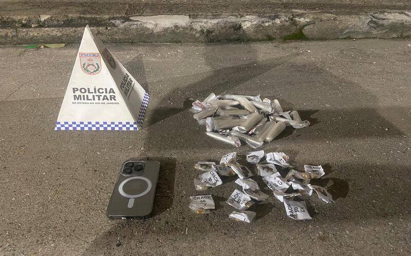 PM apreende drogas no Duarte da Silveira