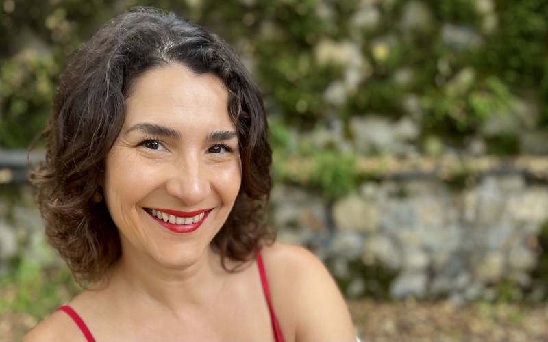 Escritora carioca Luciana Palhares lança audiobook de autoficção que transforma vivênc