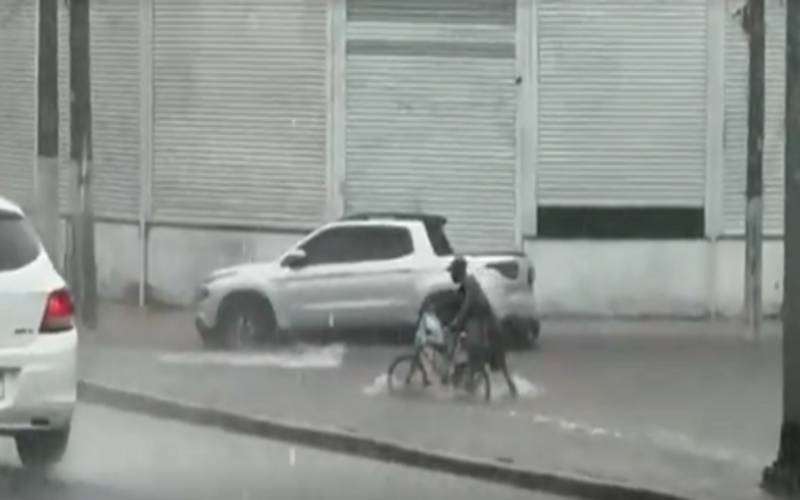 Baixada: chuva deixou idosa morta e 600 desalojados