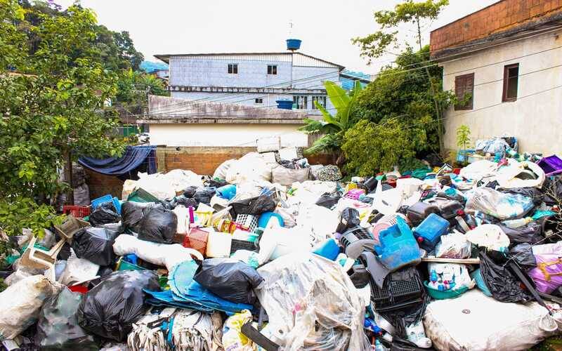 Operação conjunta prende proprietário por crimes ambientais e fecha ferro-velho em Ita